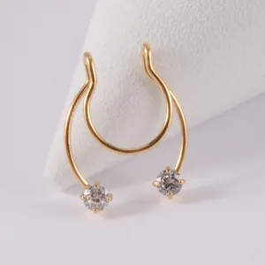Nahaufnahme goldener Edelstahl Rentiergeweih Septum Ring Fake mit Zirkonia Steinen