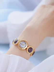 Elegante reloj de cuarzo para mujer en tono dorado con pulsera de piedra de estrella azul