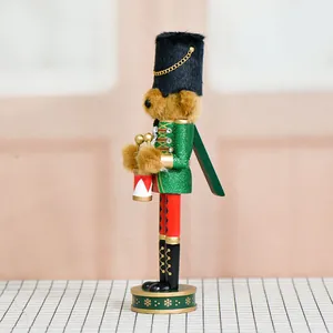 Cascueces de oso decorativo de 30 cm en madera con chaqueta de purpurina verde y gorro negro