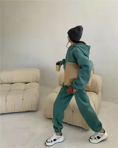 Mujer con conjunto de sudadera corta con capucha y pantalón de chándal verde forrado