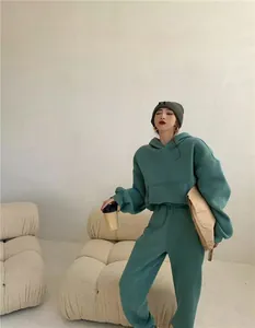 Vista de cuerpo completo de un elegante conjunto de chándal de forro polar verde azulado
