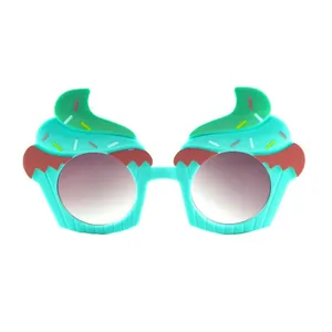 Hochwertige Detailansicht einer neuartigen Sonnenbrille in Eisform für Kinderpartys