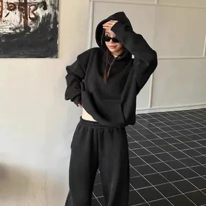 Vista completa del conjunto de chándal con capucha y pantalones de vellón negro estilo americano