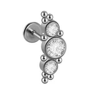 Σκουλαρίκι labret από τιτάνιο G23 με τρία λαμπερά ζιργκόν σε καμπυλωτό σχέδιο