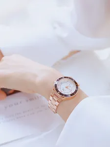 Primer plano del reloj BS Bee Sister de acero en oro rosa sobre una muñeca femenina.