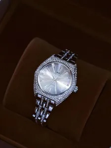 Primer plano del reloj de cuarzo BS para mujer con pedrería brillante y caja plateada
