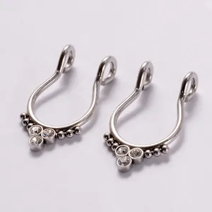 Detailansicht von Fake-Septum-Piercings aus Edelstahl mit klaren Zirkonia und Perlen.