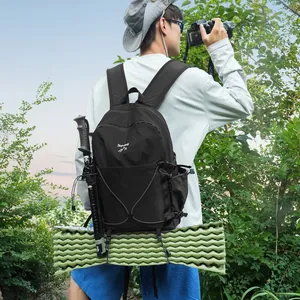 Sac à dos de randonnée noir léger avec attache pour bâton et tapis de sol de camping.