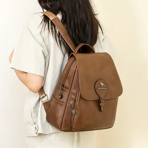 Détail d'un sac à dos tendance en cuir marron porté par un mannequin en style décontracté