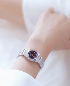 Elegant zilverkleurig dameshorloge met strass bezel en zwarte wijzerplaat om de pols detail