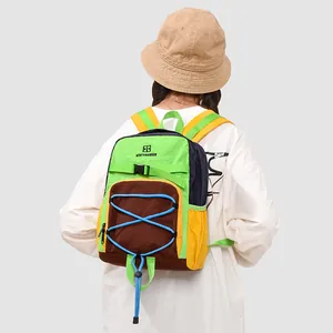 Rückansicht eines farbenfrohen Outdoor-Wanderrucksacks mit Kordelzug am Modell