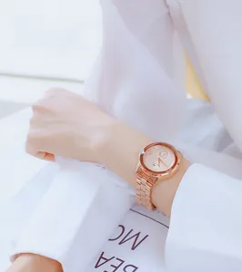 Detailansicht einer minimalistischen BS Damenuhr in Roségold mit kleinem Hilfszifferblatt.