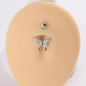 Vista detallada de un piercing para el ombligo de mariposa plateada con circonitas