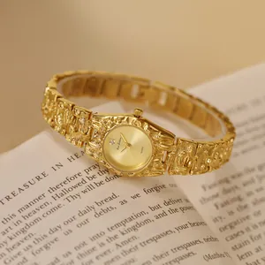 Primer plano detallado de un reloj de pulsera dorado con textura de lava y estilo retro.