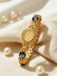Vista detallada del reloj de pulsera dorado Bee Sister con incrustaciones de nácar natural