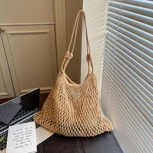 Dettaglio ravvicinato di una borsa a rete beige in stile francese in un ambiente interno accogliente