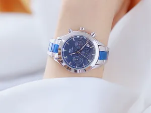 Detalle del reloj BS Bee Sister para mujer con esfera azul y correa de acero