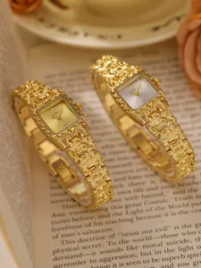 Macro de dos relojes de cuarzo dorados vintage con correas metálicas con textura de lava única