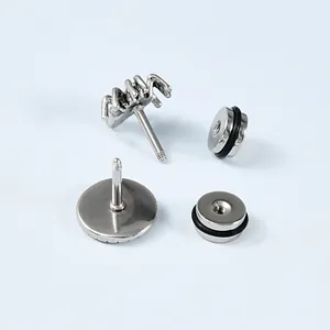 Makroansicht der Komponenten und des Gewindepfostens der Edelstahl-Spinne-Piercing-Ohrring.