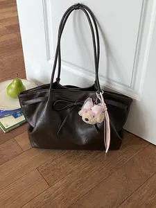 Elegante bruine grote kunstlederen draagtas met strikdetail en teddybeer bedeltje