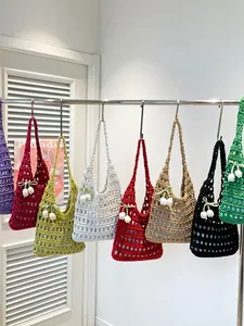 Bolso de hombro de ganchillo hecho a mano con diseño calado para la playa.