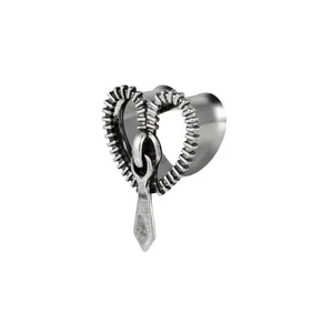 Túnel de oreja en acero inoxidable con forma de corazón y diseño de cremallera único.