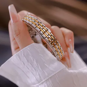 Detailansicht eines luxuriösen zweifarbigen Uhrenarmbands aus Edelstahl in Gold