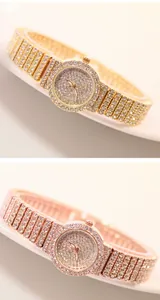 Vista detallada de relojes en oro y oro rosa completamente cubiertos de brillantes
