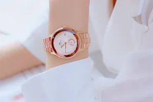 Detailansicht der roségoldenen Damenuhr mit kleinem Sekundenzeiger und Stahlarmband