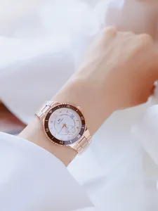 Primer plano de un reloj de mujer de acero inoxidable oro rosa con esfera blanca.