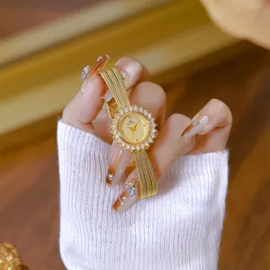Vista detallada de un reloj de lujo para mujer en tono dorado con bisel de girasol y diamantes