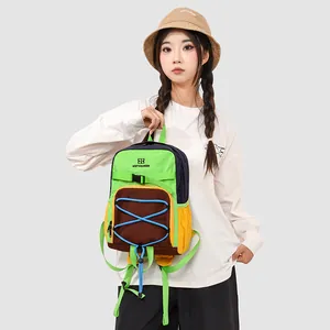 Detailansicht eines bunten Outdoor-Rucksacks mit Kordelzug und verstellbaren Trägerriemen