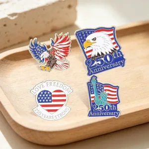 Vue détaillée de broches américaines du 250e anniversaire avec aigle et Statue de la Liberté