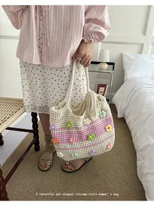Sac cabas élégant au crochet fait main avec des fleurs 3D colorées pour la plage d'été.