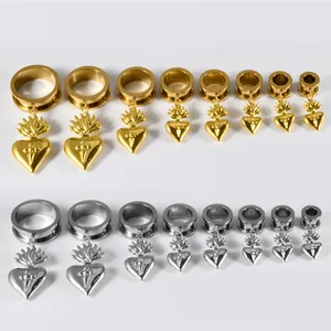 Edelstahl-Ohrplugs mit flammenden Herzanhängern in Gold- und Silberausführung.