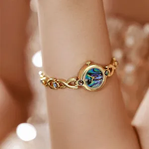 Reloj vintage dorado para mujer con esfera de nacre de abulón natural en la muñeca
