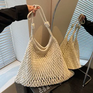 Vista dettagliata di una borsa in macramè beige fatta a mano con un elegante design.