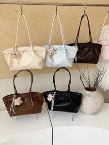 Stijlvolle grote schoudertassen in verschillende kleuren met schattige beerhangers