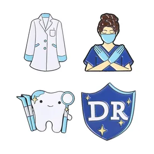 Lot de pin's médicaux en émail avec blouse, médecin, dent et bouclier DR bleu.