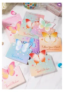 Primer plano detallado de tarjetas de felicitación de mariposa 3D en colores Morandi