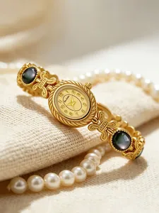 Vista detallada de concha de abulón oro negro en un reloj de pulsera dorado vintage