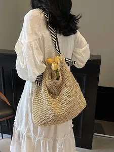 Grand sac fourre-tout en paille tissée avec une bandoulière rayée élégante