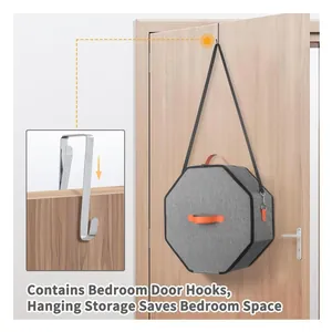 Scatola porta cappelli ottagonale grigia appesa a una porta con gancio in metallo