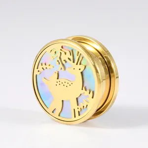 Detailansicht goldener Edelstahlohrstecker mit Hirsch-Design und Muscheleinlage