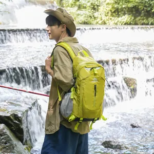 Sac à dos de randonnée vert citron de grande capacité pour homme dans un cadre naturel.
