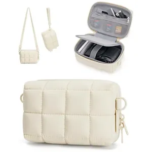 Detalles internos y externos de la bolsa para cámara acolchada crema con protección