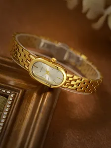 Vista de primer plano detallada de un elegante reloj ovalado dorado de estilo vintage