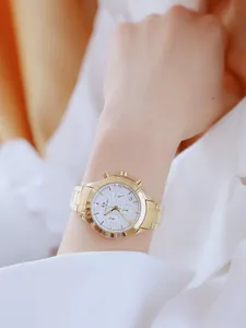 Primer plano detallado de un elegante reloj de mujer de acero inoxidable dorado con tres subesferas