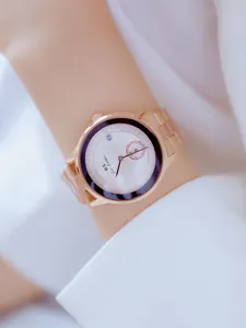 Detailansicht der minimalistischen BS-Damenuhr aus roségoldenem Edelstahl mit weißem Zifferblatt