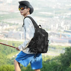 Mannequin asiatique portant un sac à dos de randonnée noir léger sur une montagne